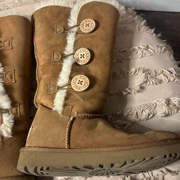 UGG boots size 7 - Picture 2 of 7